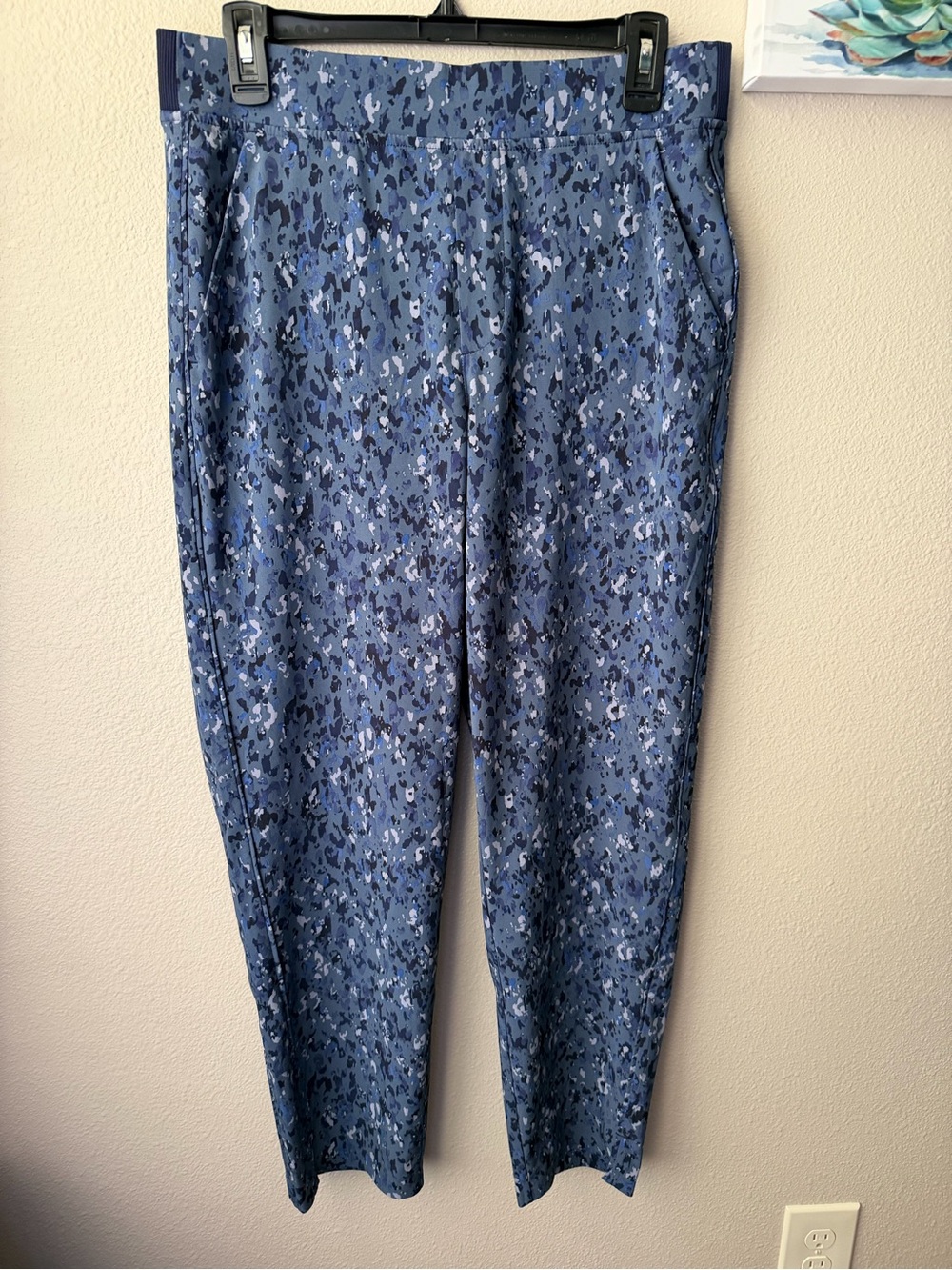ATHLETA Captivate Chrome Blue BROOKLYN ANKLE PANTS Wide Contrast Band Stretch 10